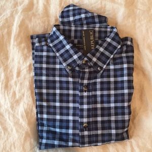 Banana Republic Men's Medium Linen ButtonDown